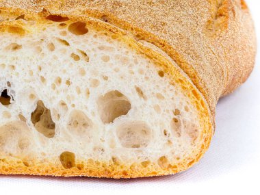 Buğday ekmeğini beyaz arka planda kapat