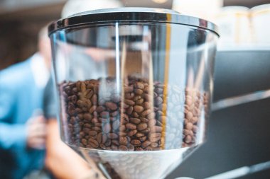 Cam bir kabın içindeki kahve çekirdeklerini yakından çek.