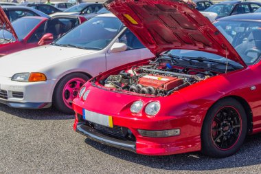 Honda markasının spor arabaları, kırmızı Integra Type R ve beyaz Honda Civic, Sintra, Portekiz