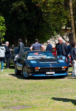 Bir araba fuarında eski bir Ferrari 'nin dikey çekimi
