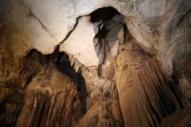 Soyut oluşumları olan bir mağaranın içi.