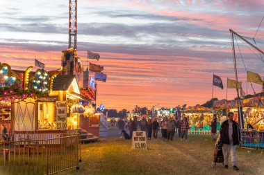 İnsanlar lunaparkta boş vakitlerini geçiriyorlar. 140. 'Hoppings' Mağribi 'nde, Newcastle, Tyne, İngiltere' de..