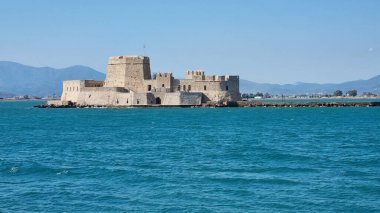 Yunanistan 'daki Bourtzi Kalesi adası mavi gökyüzü arka planında