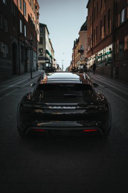 Porsche Taycan 4 'ler İsveç' in en güzel şehri Turismo 'nun karşısında elektrikli arabaların gücü.