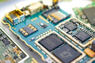 Geri dönüşüm için altın metal içeren cep telefonu elektronik baskılı devre kartlarının yakın çekimi