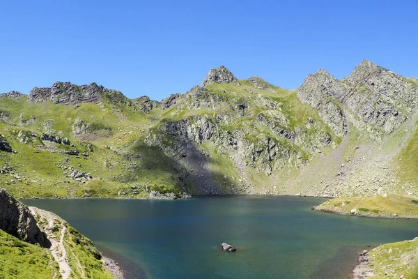 Malebný Pohled Jezero Pyrenejské Haute Route Dálkové Stezky Vysoké Úrovni — Stock fotografie