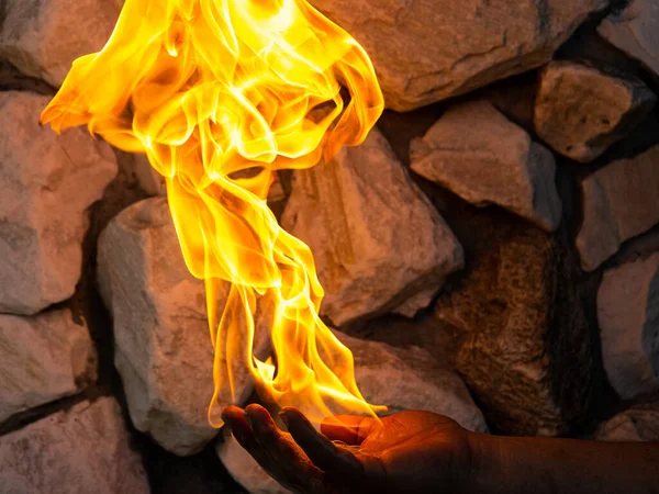 Close Das Chamas Fogo Acima Uma Mão Perto Parede Tijolo — Fotografia de Stock