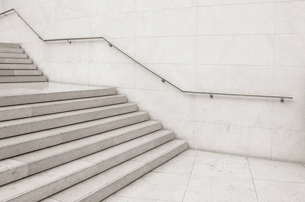 Duvarında Metal Parmaklıklar Olan Boş Beyaz Merdivenler — Stok fotoğraf