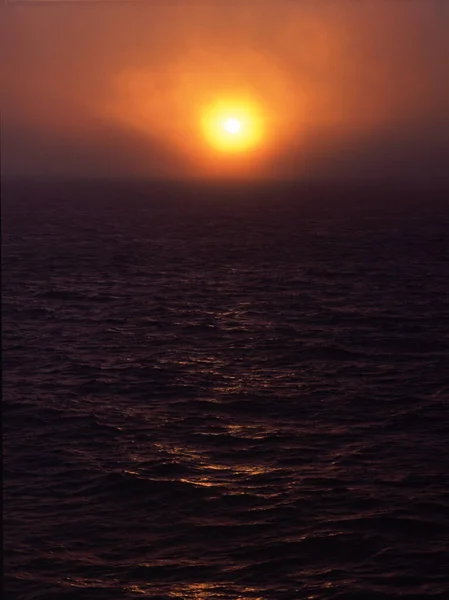 Disparo Vertical Brillante Puesta Sol Mar Con Cielo Borroso Color —  Fotos de Stock