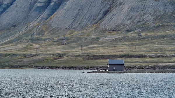 Small Cottage Lakeshore Mountains Background Spitsbergen Island — Stock Photo, Image