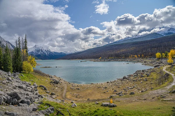 Una Vista Fascinante Lago Tranquilo Rodeado Colinas — Foto de Stock
