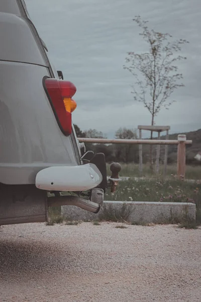 Eski Bir Arabanın Arka Kısmının Dikey Alt Çekimi — Stok fotoğraf