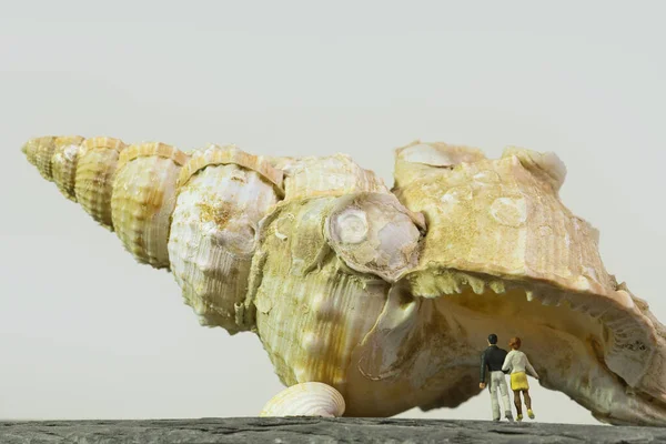 Ένα Ζευγάρι Στέκεται Κάτω Από Ένα Γιγαντιαίο Σπίτι Σαλιγκάρι Πίσω — Φωτογραφία Αρχείου