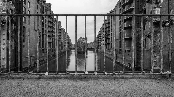 ドイツ ハンブルクの倉庫地区の水の城 — ストック写真