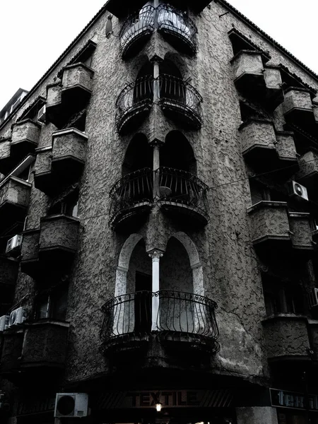 Вертикальний Сіркоподібний Знімок Старої Будівлі Бухаресті Металевими Балконами — стокове фото