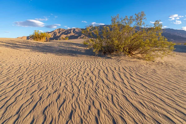 Suelo Arenoso Contra Las Rocas Death Valley California Oriental Desierto —  Fotos de Stock