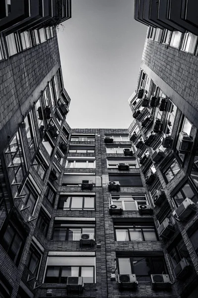 Низькокутний Знімок Старої Кам Яної Будівлі Двору Чорно Білому — стокове фото