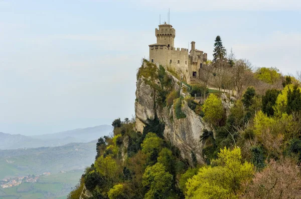 Falesia Kinci Kulesi Nin Güzel Bir Görüntüsü San Marino Orman — Stok fotoğraf