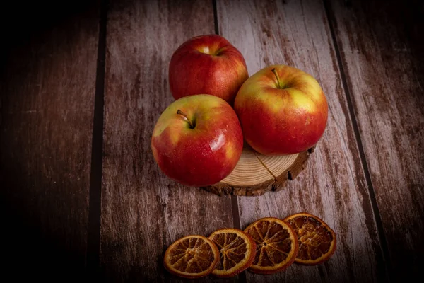 Close Three Fresh Red Apples Drops Water Slice Wood — Fotografia de Stock