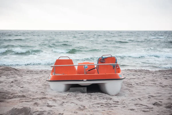 Ein Boot Sandstrand Einem Düsteren Tag — Stockfoto