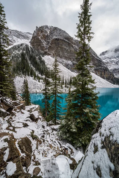 Plano Vertical Hermoso Paisaje Invernal Con Lago Las Montañas Parque — Foto de Stock