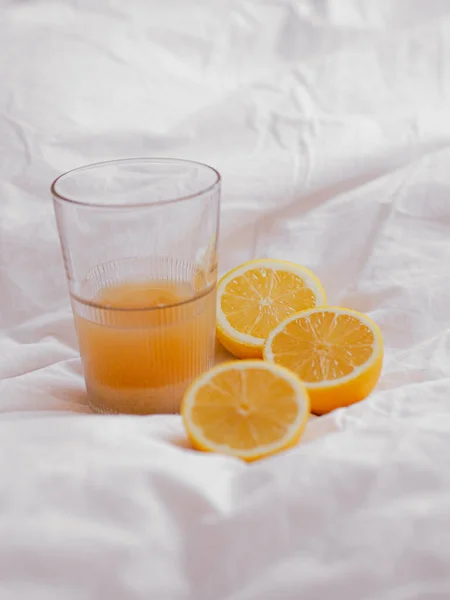 Zbliżenie Pomarańczy Pobliżu Szklanki Soku — Zdjęcie stockowe