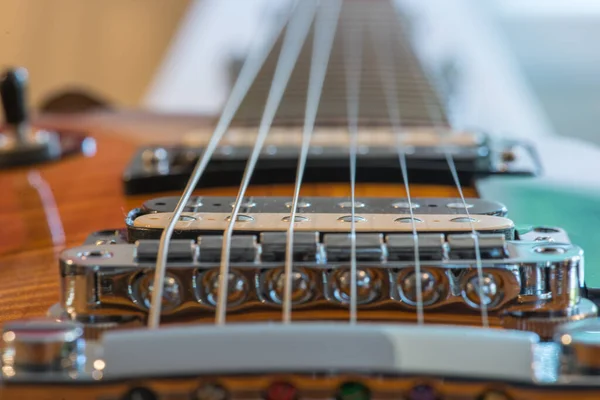 Close Uma Parte Uma Guitarra Elétrica Com Fundo Embaçado — Fotografia de Stock