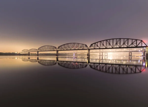 Uma Bela Vista Grande Ponte Quatro Refletida Lago Noite Louisville — Fotografia de Stock