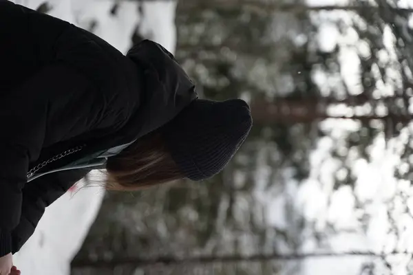 一个年轻的乌克兰妇女在雪地森林里的特写镜头 — 图库照片