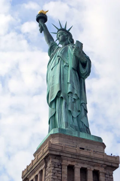 Ένα Κάθετο Πλάνο Του Αγάλματος Της Ελευθερίας Στη Νέα Υόρκη — Φωτογραφία Αρχείου