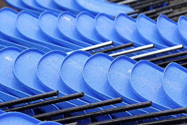 Tiro Foco Seletivo Linhas Fileira Cadeiras Azuis Empilhadas Com Gotas — Fotografia de Stock