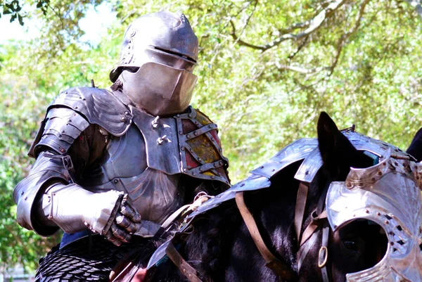 Primer Plano Una Persona Caballo Con Traje Medieval Caballero Acero —  Fotos de Stock