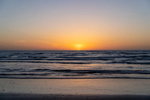 Uma Vista Hipnotizante Uma Bela Paisagem Marinha Pôr Sol Cênico — Fotografia de Stock