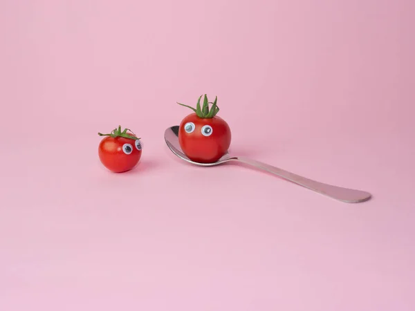 Dois Tomates Cereja Inteiros Com Olhos Uma Colher Isolada Fundo — Fotografia de Stock
