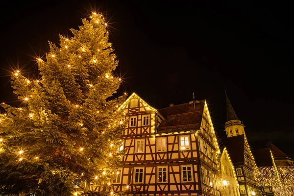 Grande Albero Natale Con Luci Una Casa Graticcio Schorndorf Germania — Foto Stock
