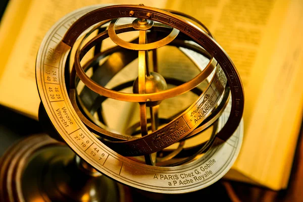 Detailní Záběr Unikátní Vinobraní Zlaté Armilární Koule — Stock fotografie