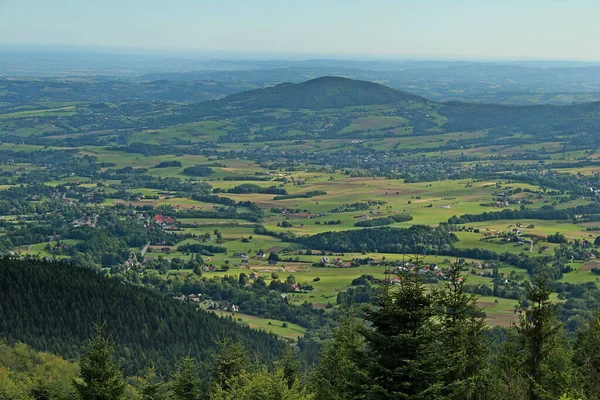 Eine Wunderschöne Landschaft Mit Grünen Wäldern Auf Den Grünen Hügeln — Stockfoto