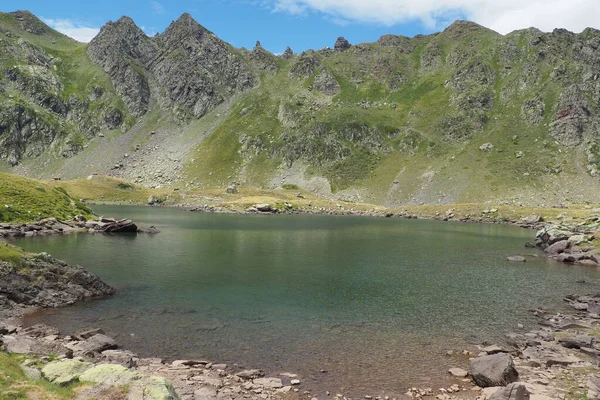 Göl Manzaralı Uzun Mesafe Yürüyüşü Için Pyrenean Haute Yolu Manzaralı — Stok fotoğraf