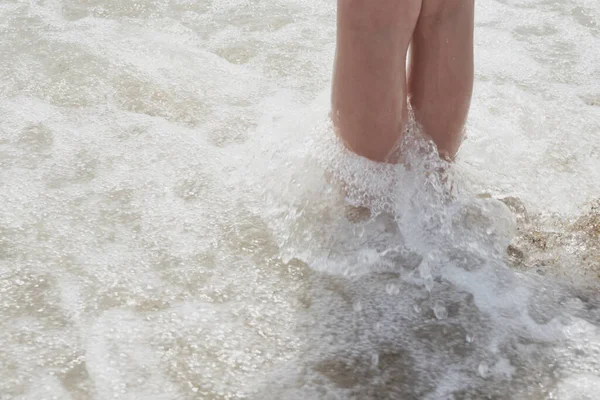 Patas Niña Orilla Del Mar Durante Soleado Día Verano Vera — Foto de Stock