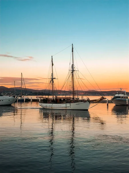 Tiro Vertical Barcos Estacionados Cais Pôr Sol — Fotografia de Stock