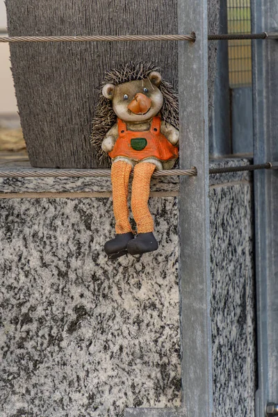 テクスチャ石のハリネズミのおもちゃの垂直閉鎖 家の装飾 — ストック写真