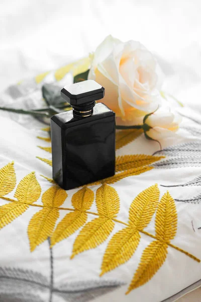 Vertical Shot Luxury Perfume Bottle Pillow Rose — Stock Photo, Image