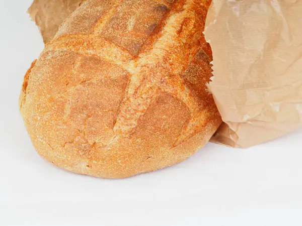 Zbliżenie Ujęcia Świeżo Upieczonego Chleba Odizolowanego Białym Tle — Zdjęcie stockowe