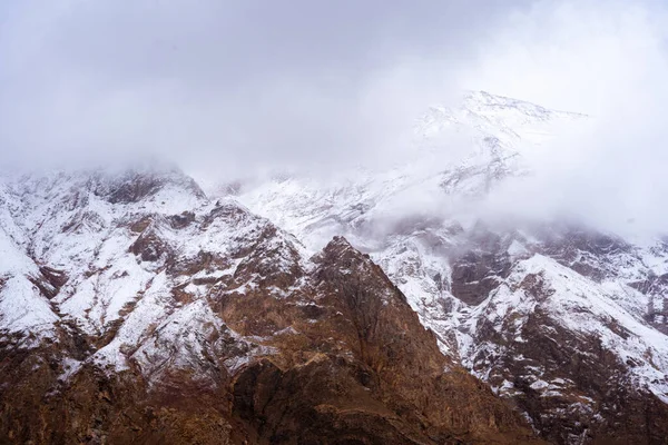 Прекрасний Вид Гірські Вершини Вкриті Хмарами — стокове фото