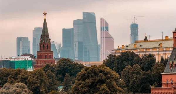 莫斯科克里姆林宫以莫斯科市为背景 — 图库照片