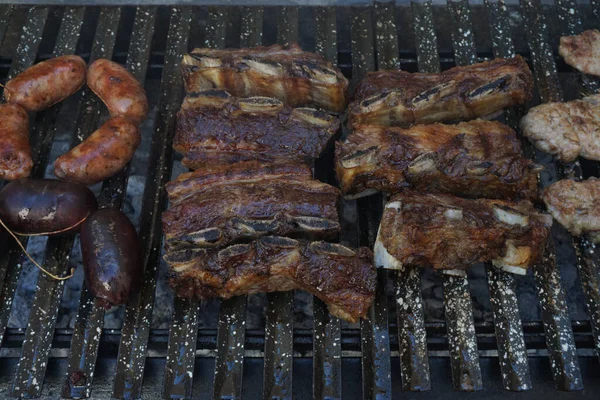 Gros Plan Une Côte Des Saucisses Grillées Dans Gril — Photo