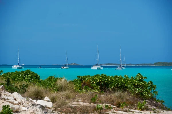 Prachtige Turquoise Zee Landschap Shot Met Een Groep Van Witte — Stockfoto