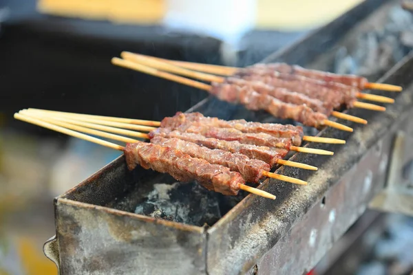 Detailní Záběr Typických Špejlí Jehněčího Arrosticini Grilu Dřevěném Uhlí — Stock fotografie