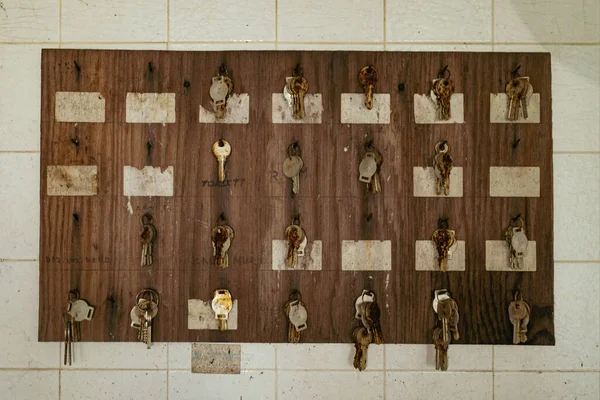 Eine Nahaufnahme Eines Holzbretts Mit Hängenden Schlüsseln — Stockfoto