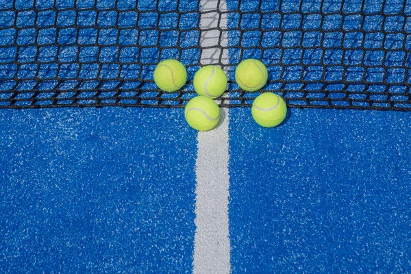 在蓝色网球场上的网球场上打网球 — 图库照片